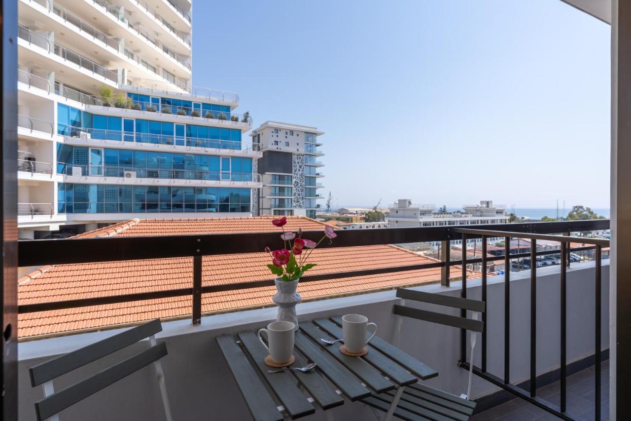 Burst Studio W/ Balcony In Larnaca Apartment Exterior photo