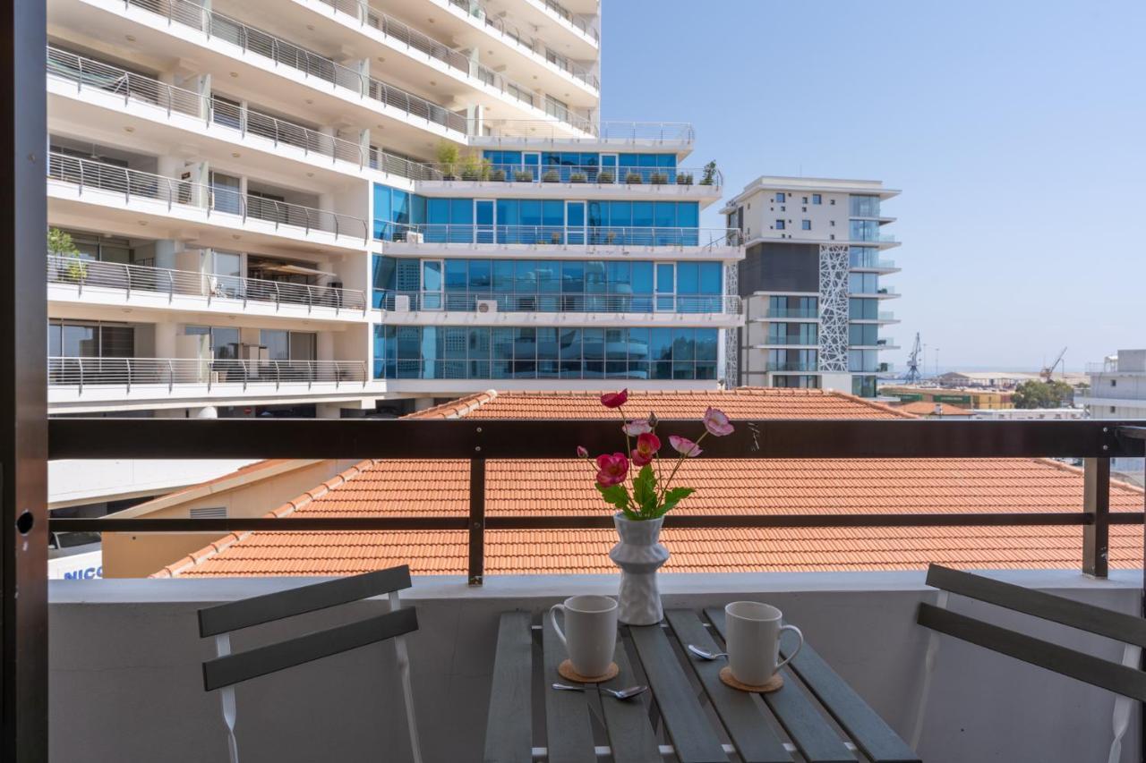 Burst Studio W/ Balcony In Larnaca Apartment Exterior photo