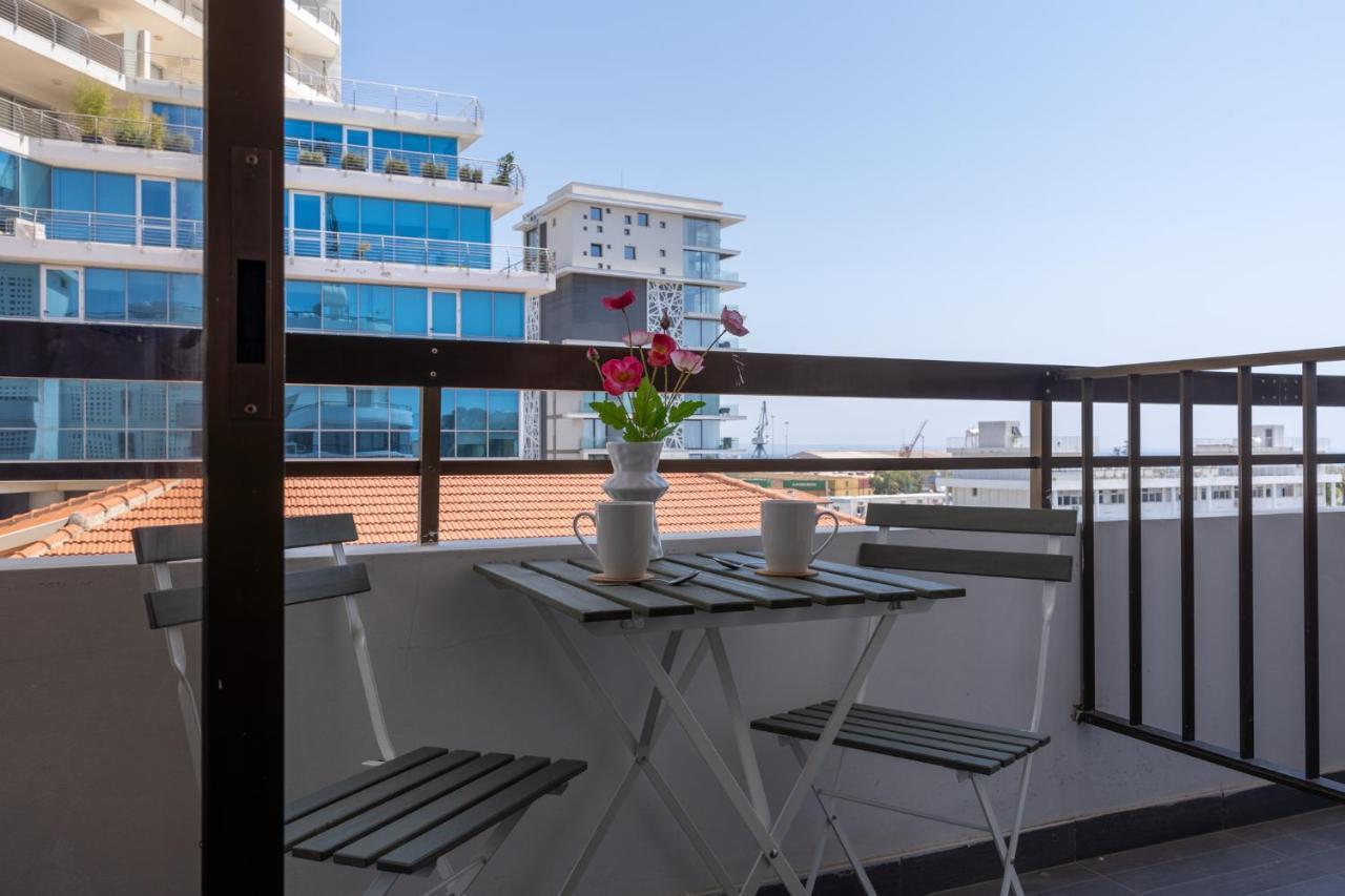 Burst Studio W/ Balcony In Larnaca Apartment Exterior photo