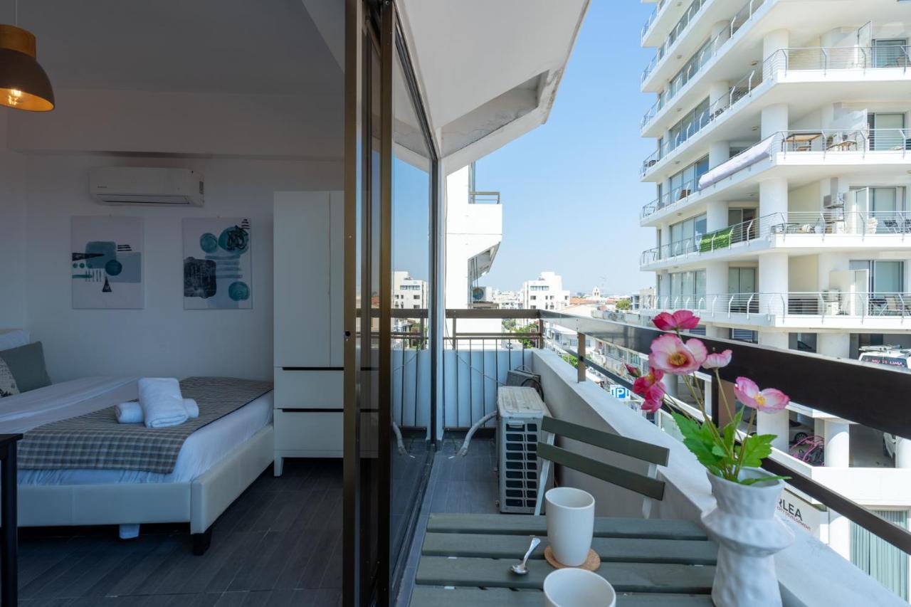 Burst Studio W/ Balcony In Larnaca Apartment Exterior photo