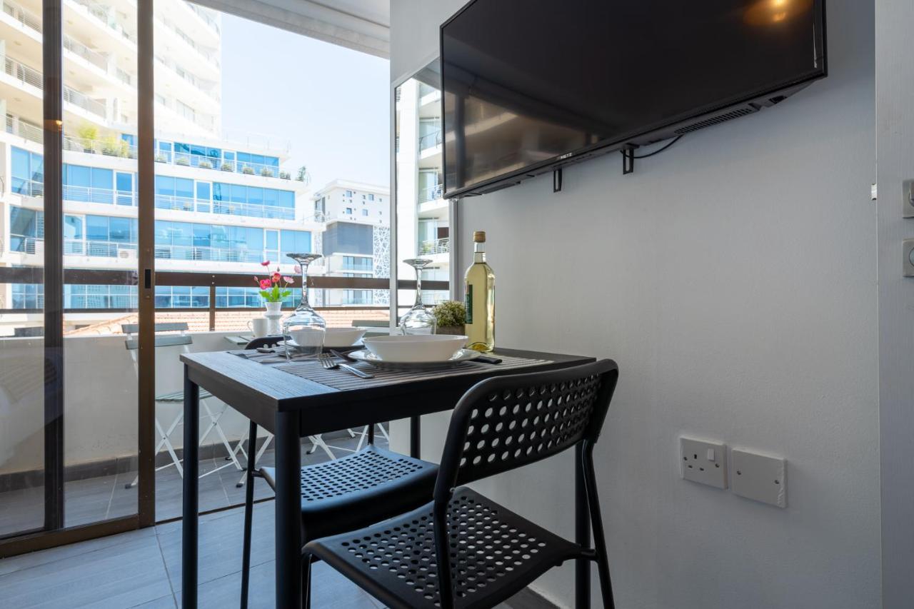 Burst Studio W/ Balcony In Larnaca Apartment Exterior photo