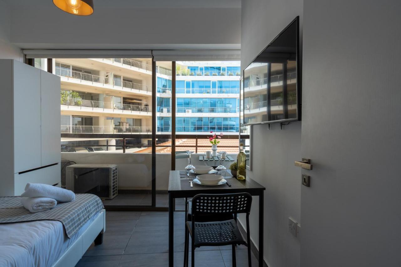 Burst Studio W/ Balcony In Larnaca Apartment Exterior photo