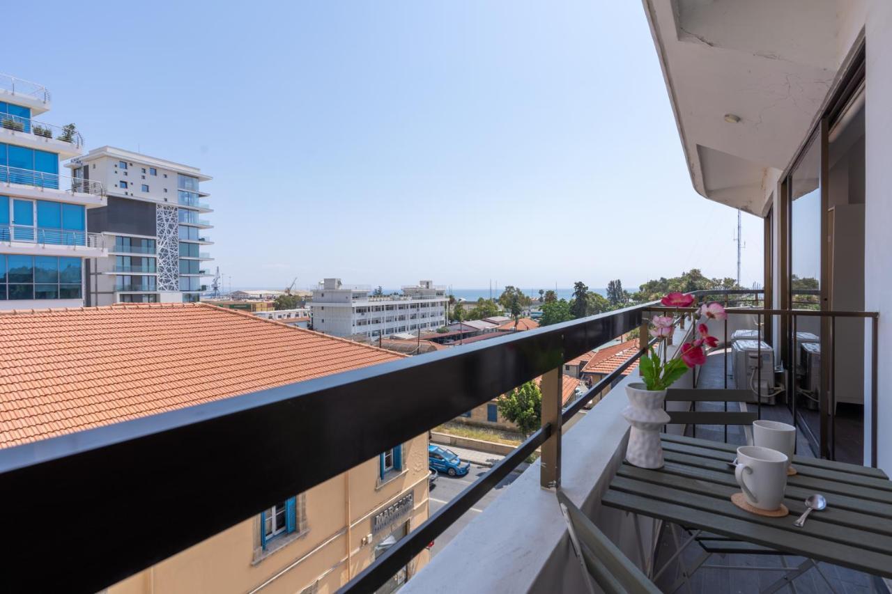 Burst Studio W/ Balcony In Larnaca Apartment Exterior photo